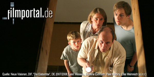 Quelle: Neue Visionen, DIF, “Die Eisbombe”, DE 2007/2008, Leon Wessels, Karoline Eichhorn, Peer Martiny, Eike Weinreich (v.l.n.r.)