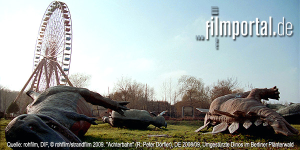 Quelle: rohfilm, DIF, © rohfilm/strandfilm 2009. "Achterbahn" (R: Peter Dörfler), DE 2008/09, Umgestürzte Dinos im Berliner Plänterwald 