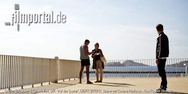 Quelle: Salzgeber & C. Medien, DIF. "Auf der Suche", DE/FR 2010/11, Szene mit Corinna Harfouch, Nico Rogner (rechts)